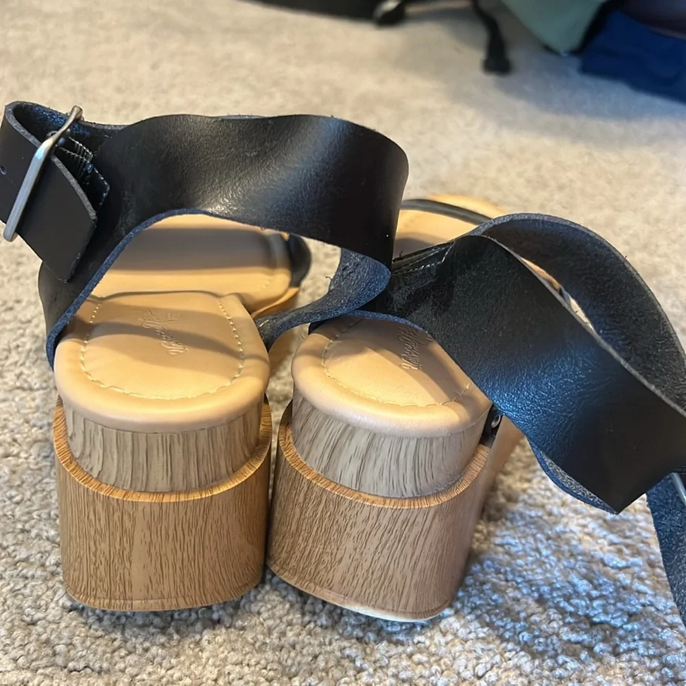 Universal Thread platform sandal size 8.5 - Picture 3 of 3
